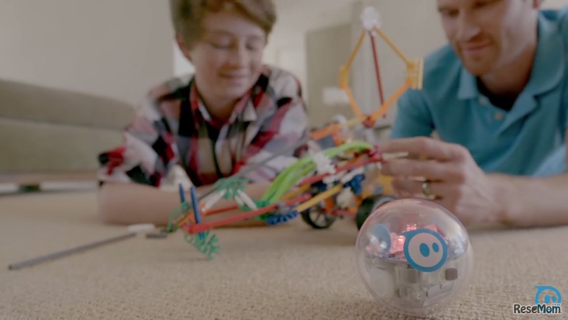 Sphero「SPRK+」　（画像はSphero「SPRK+」公式動画の一部）