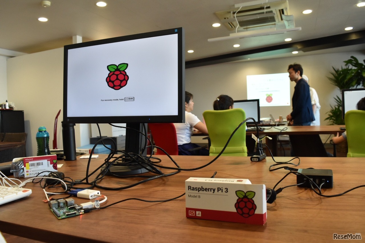 東京開催時の電子工作室の風景