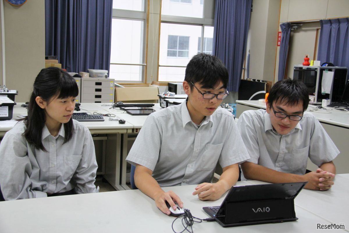 課題研究ではゲームの開発環境をつくっている定塚さん　＜撮影：中尾真二＞