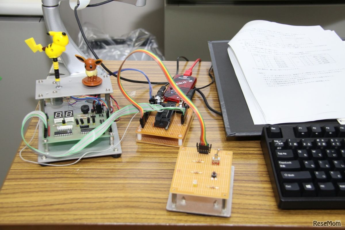 PICを使った開発活動。キャラクターフィギュアが動く　＜撮影：中尾真二＞