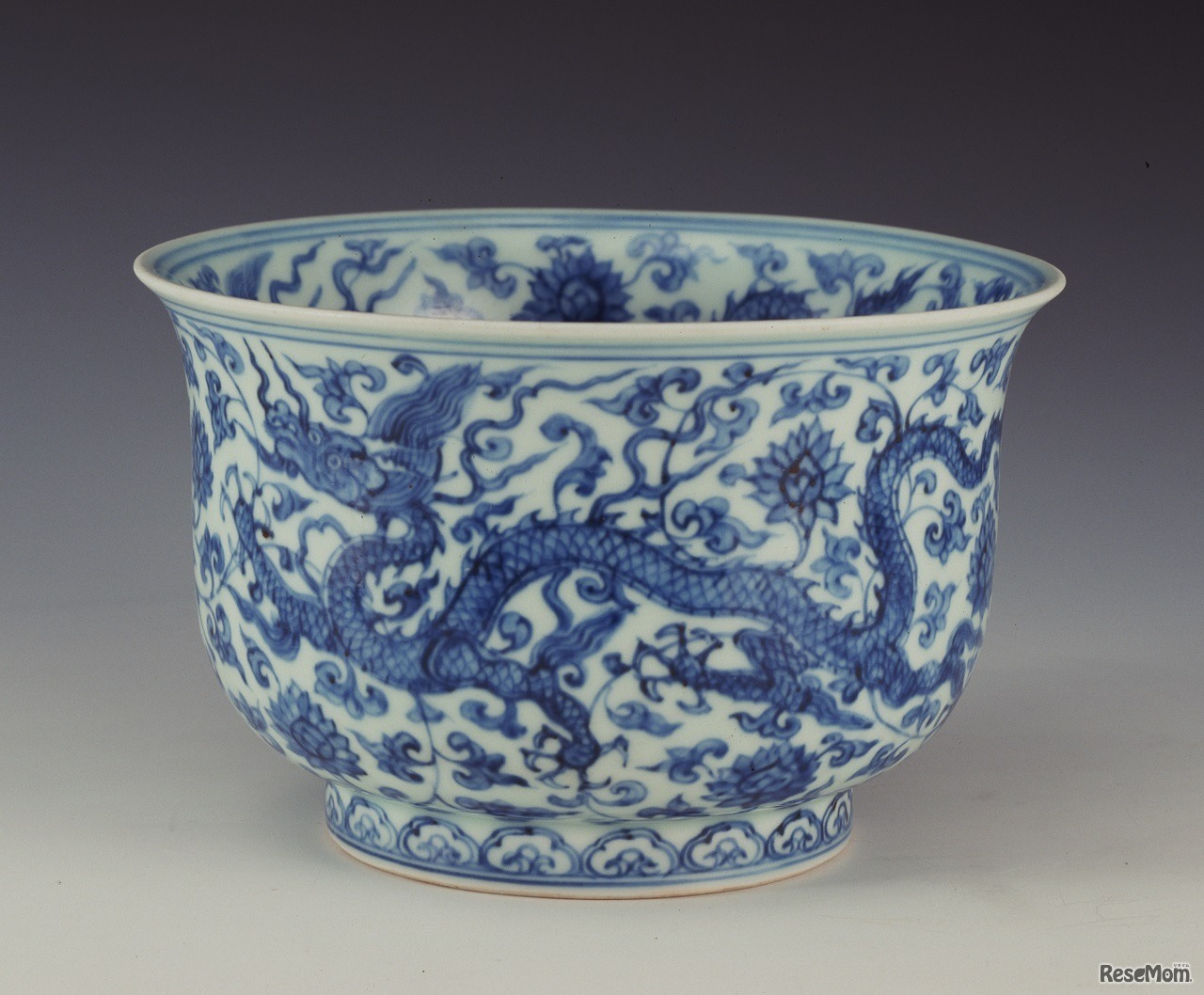 青花蓮龍文碗　中国・景徳鎮官窯「正徳年製」銘　明時代・正徳年間（1506～21 年）　上海博物館蔵