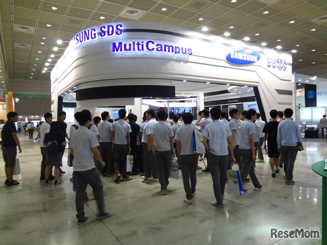 サムスンブースに人だかり