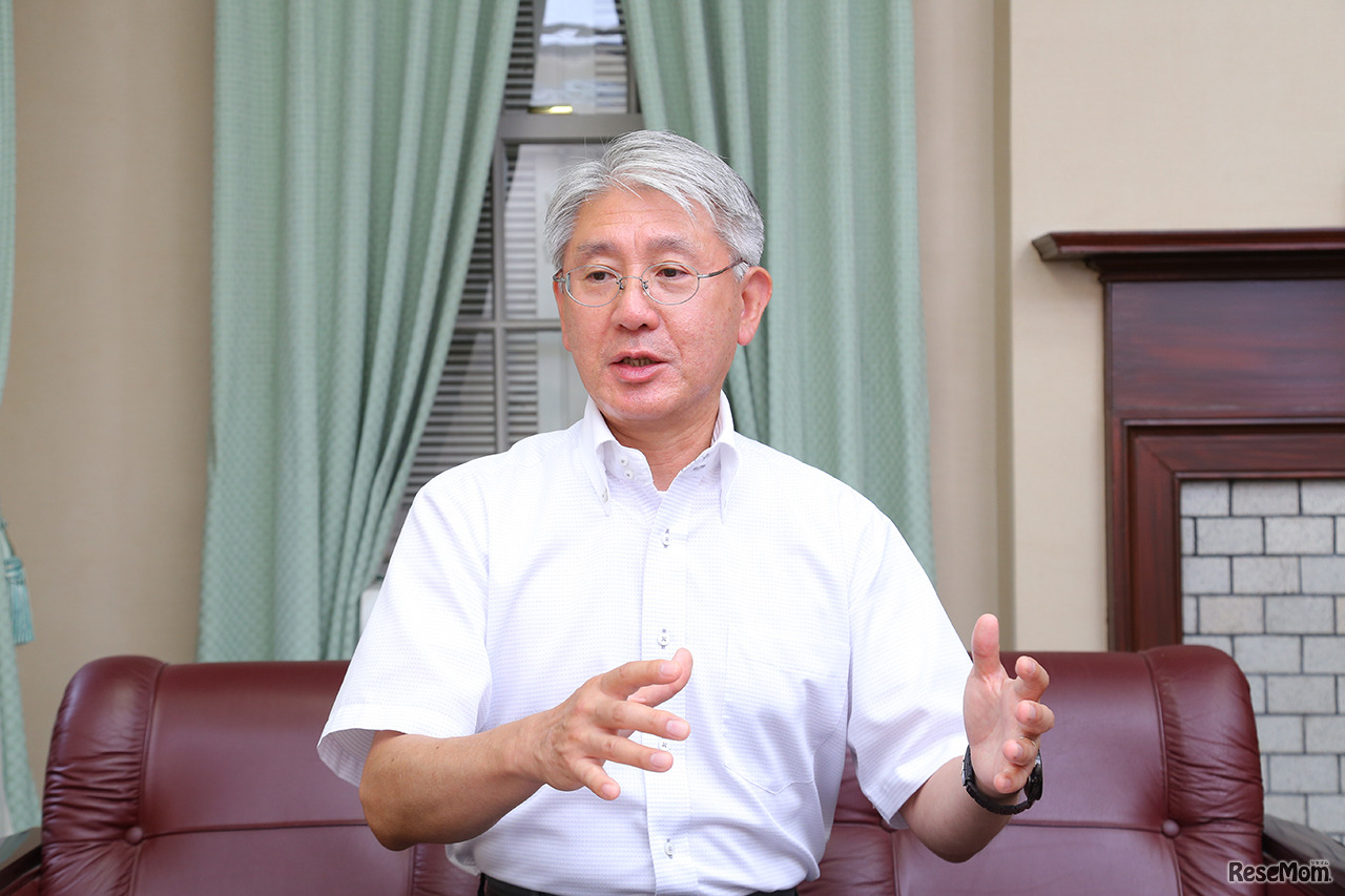 インタビューに答える棟近稔校長