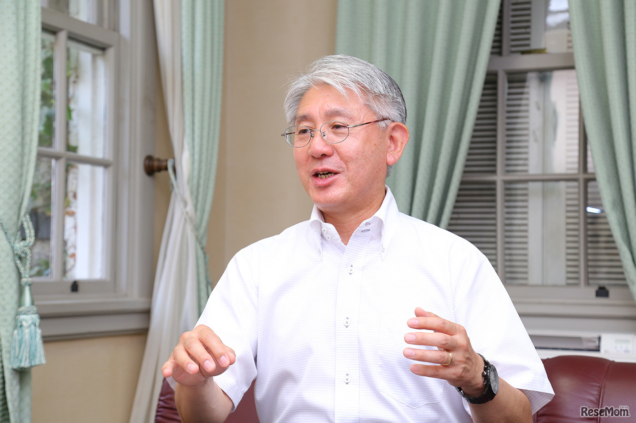 インタビューに答える棟近稔校長