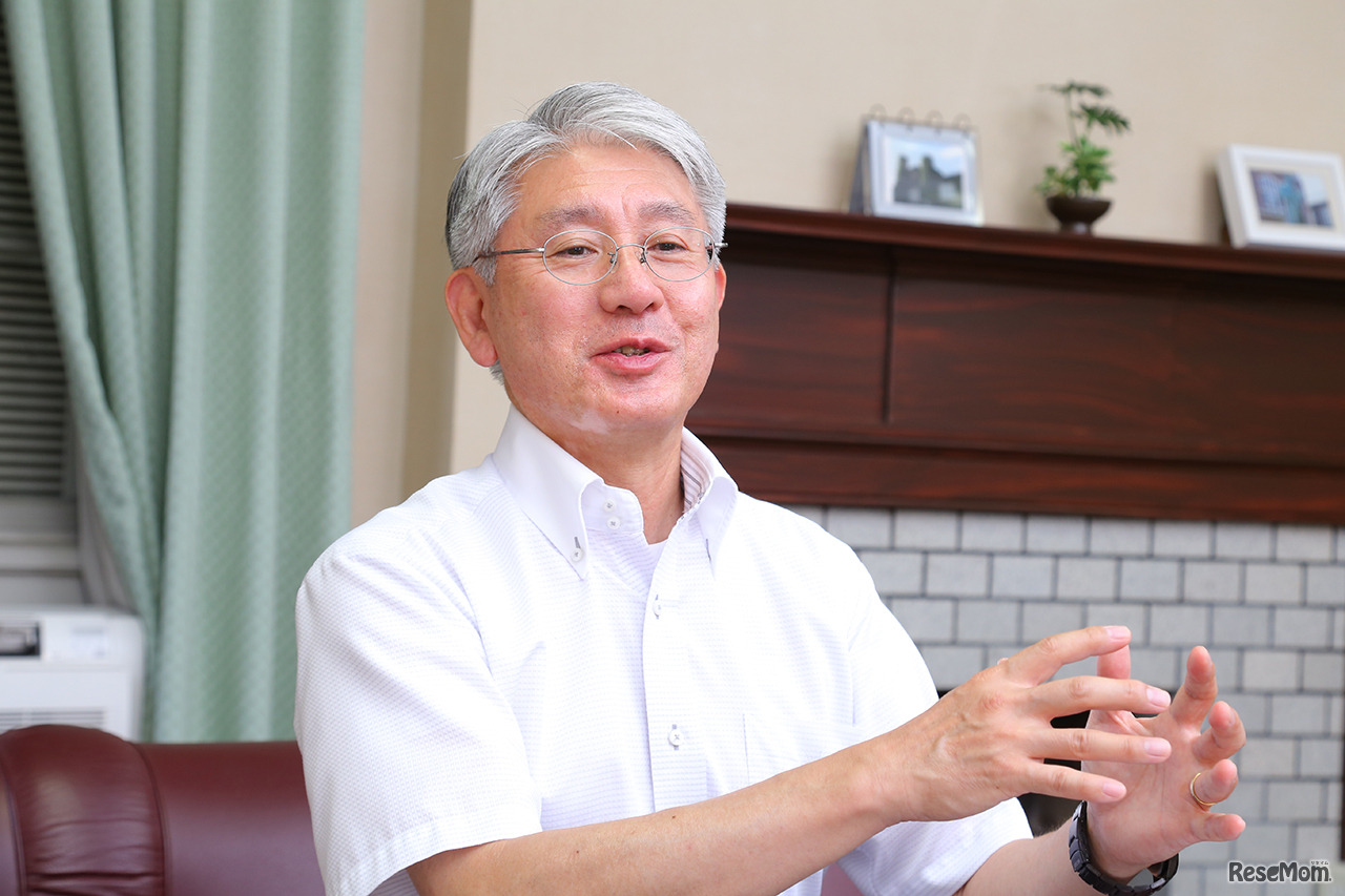 インタビューに答える棟近稔校長