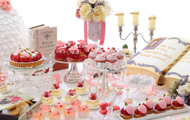 ヒルトン大阪のブラッセリー・チェッカーズでは童話の世界を可愛いお菓子で表現した「ファンタジー・デザートブッフェ ～3つのお城の物語～」を開催　※写真はイメージ