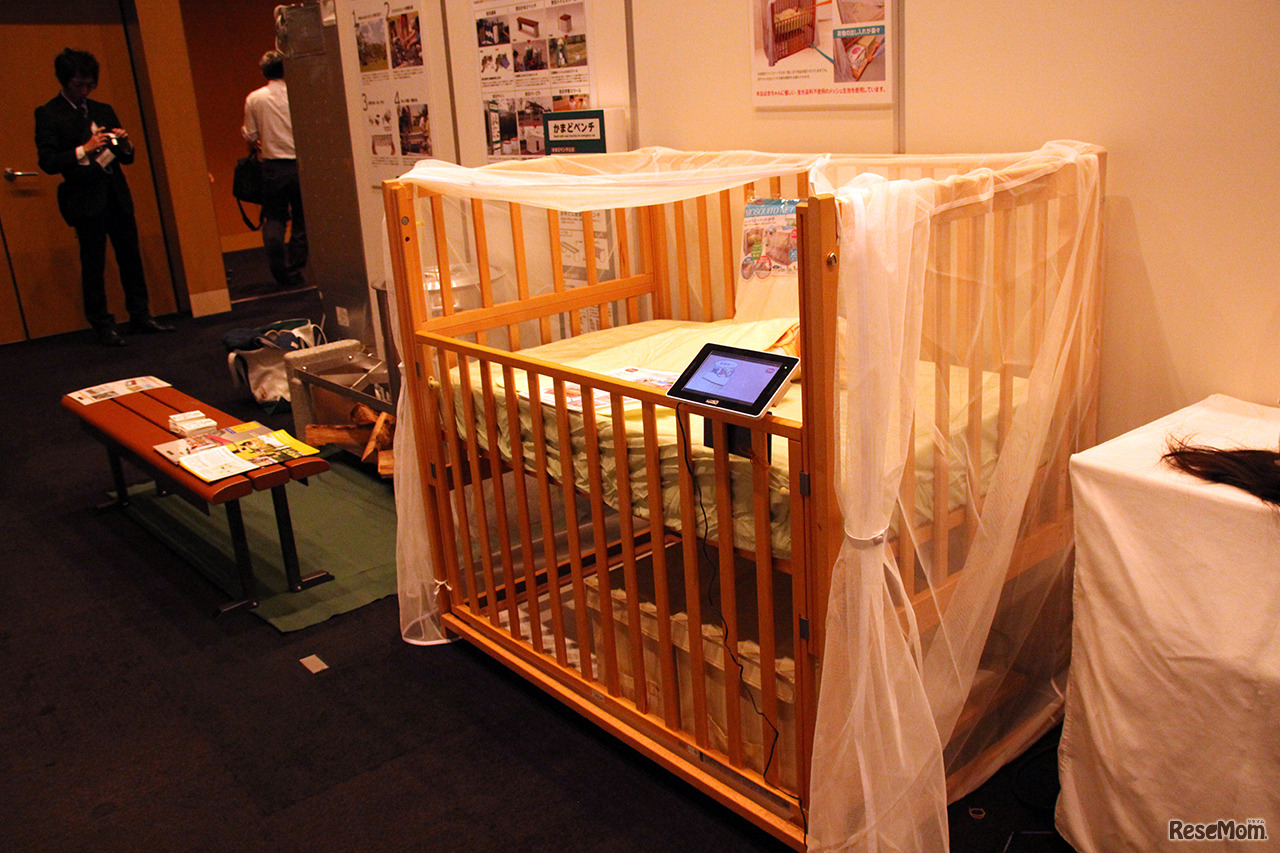 会場で実物が展示されていた、ダイヤコーポレーションの「ダイヤ　ベビーベッドかや」