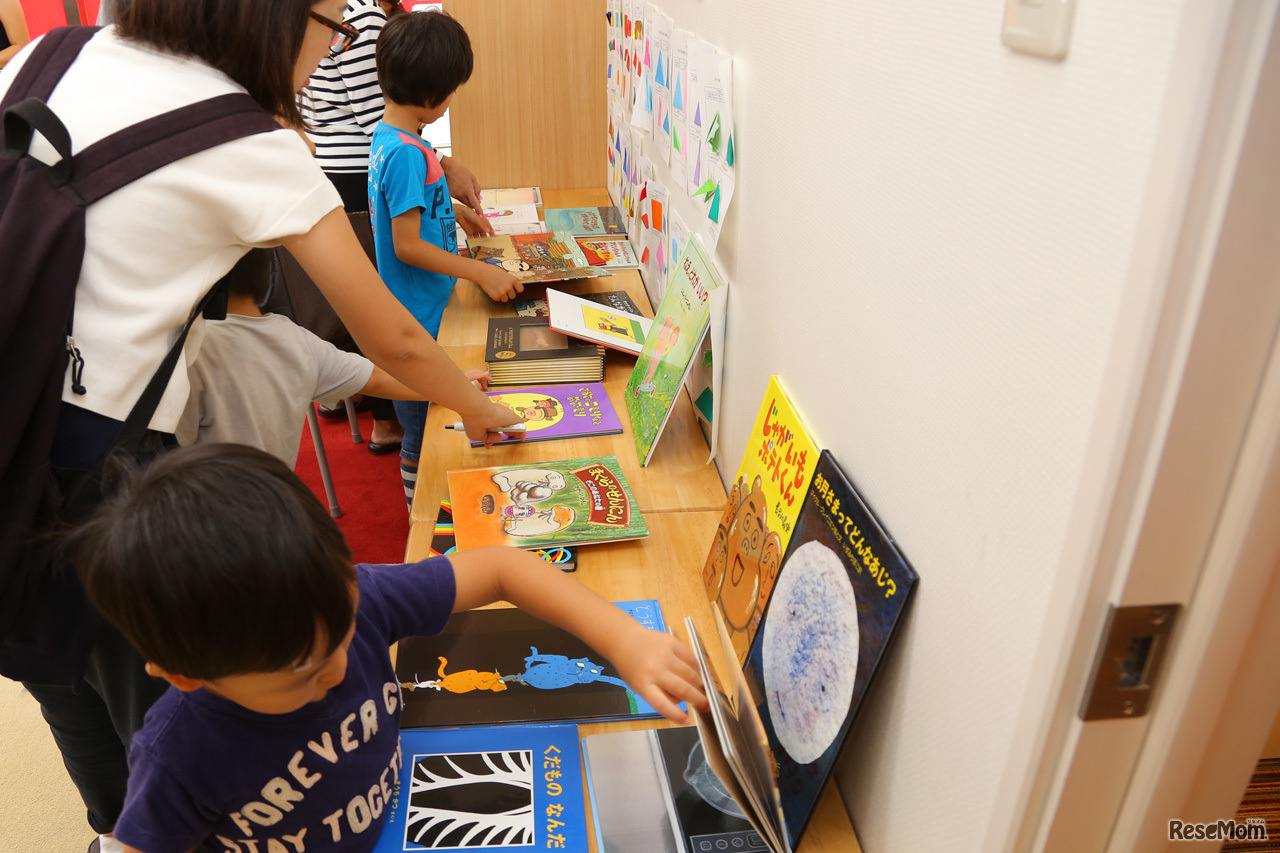 絵本に興味津々（撮影：市原達也）