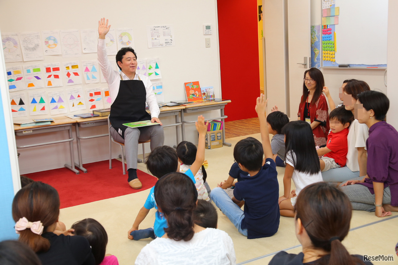 手を挙げ、積極的に参加する子どもたち（撮影：市原達也）