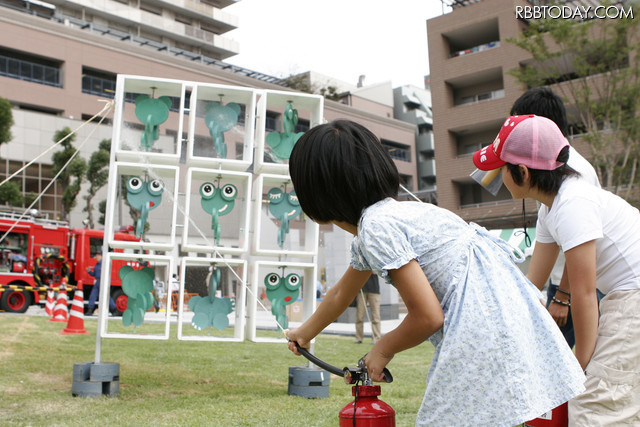 ソナエBOOTCAMP「火消しの達人」。水消火器を使った的当てゲームで、消火器の使い方をゲーム感覚で学べる（画像はプレスリリースより）