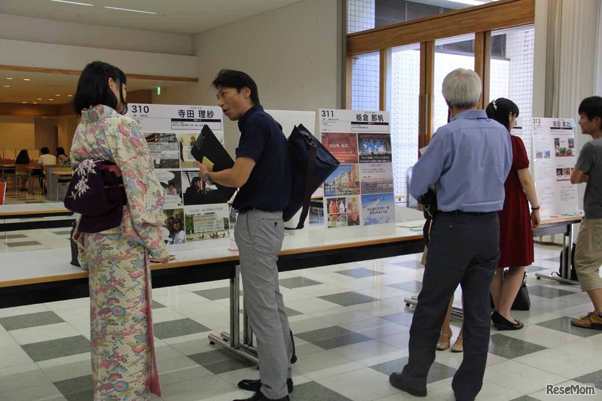 ポスターセッションでは、学生たちが制作したプレゼンテーションボードを展示し、来場者に留学体験を発表した。来場者は、感想を付箋に書いてボードに貼った。
