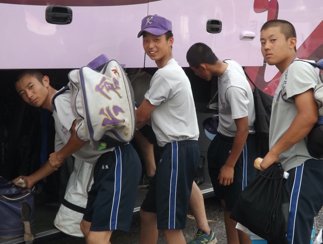 試合を終えて、荷物を手際よく積むのも大事な仕事