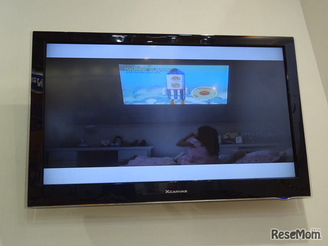 想定シーン。ベッドに入って絵本を楽しむ