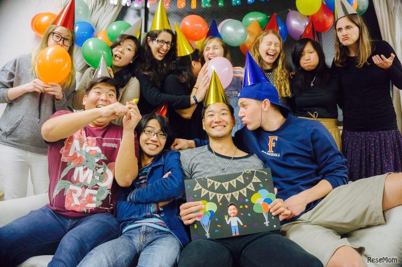 立教英国学院卒業生の柴田桂典さん（現・早稲田大学国際教養学部在籍）　誕生日パーティのようす