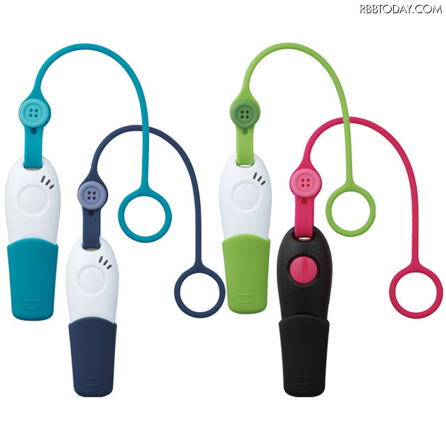 カラーは青・紺・緑・ピンクの4種類。寸法は73×25×18.5mm、重さは約12g（ストラップ、ホイッスルカバーを除く）。電源はボタン電池（CR2032）1個を使用（画像は公式Webサイトより）