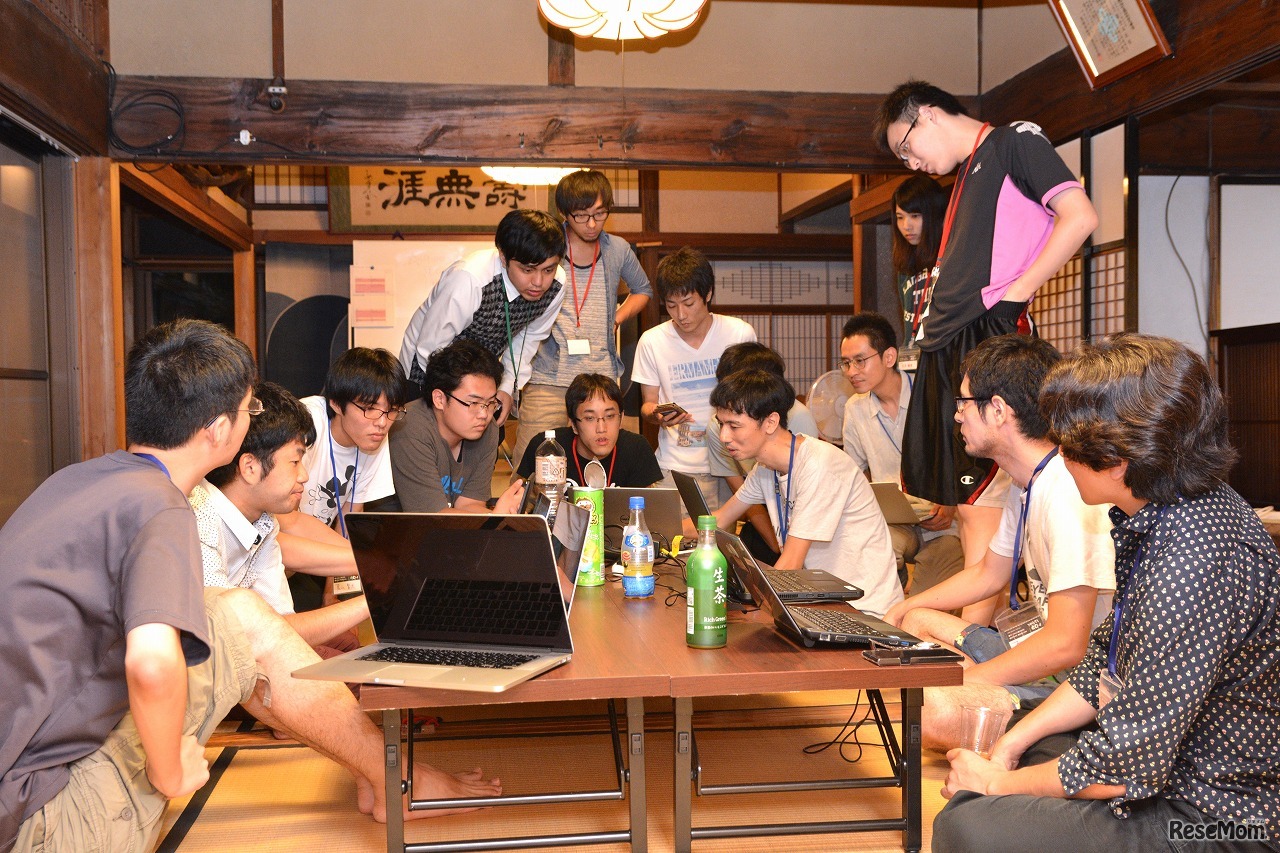 ハッカソン中のようす　写真提供：松江市