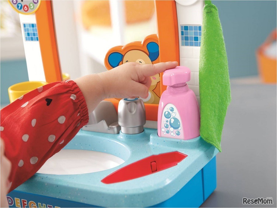 シンクから流れる愉快なおしゃべりで、身近なものの名前や毎日の習慣が学べる