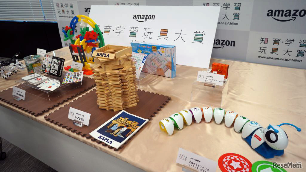 発表会場に展示された、受賞商品の数々