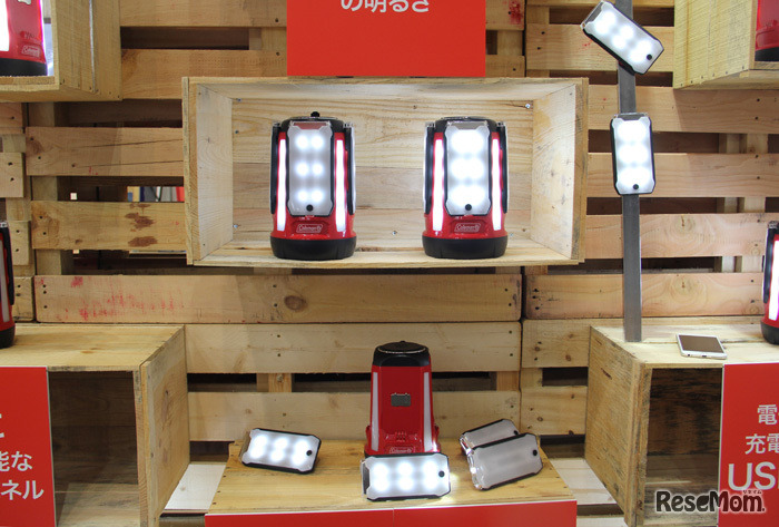 安全で手軽なことから人気が高まっているLEDランタン「クアッドマルチパネルランタン」。でテントのポールなどに着けることも可能。