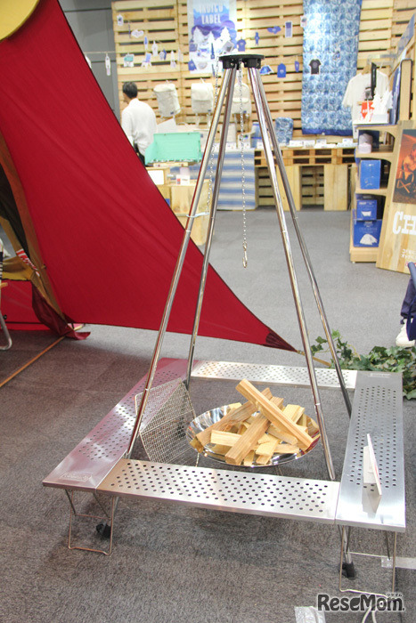 家族で焚火を囲むひとときは何ものにも代えがたい楽しみ。直火禁止のキャンプ場でも焚火台があれば安心。中央にある焚火台（ファイヤーデスク）は、ちゃぶ台のようにコンパクトに畳める。