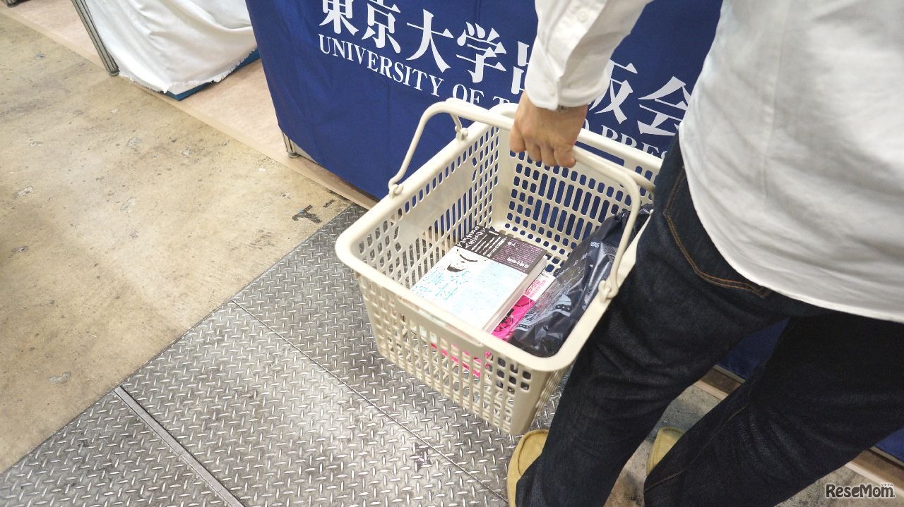 本の「カゴ買い」をしている人も