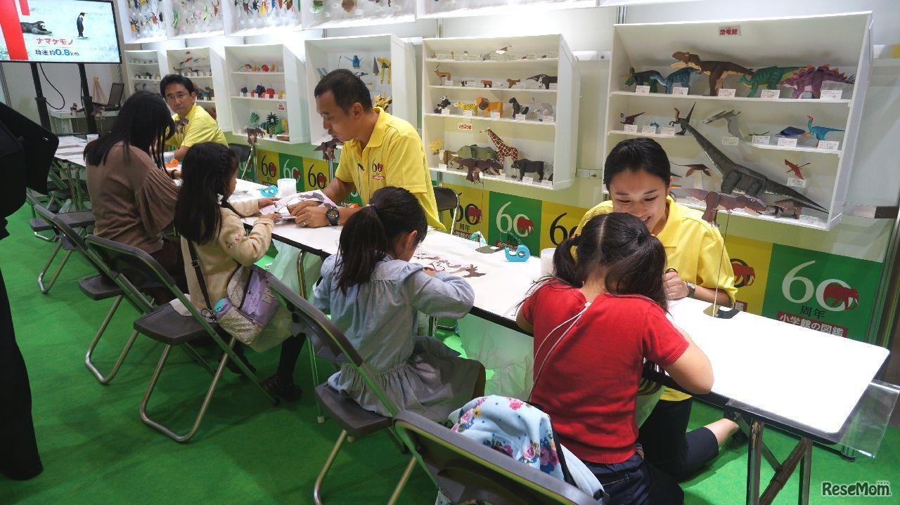 小学館ブースのペーパークラフト体験コーナー