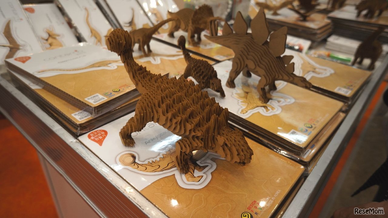 ダンボールを使って作るインテリア（エルフィールドのブース）