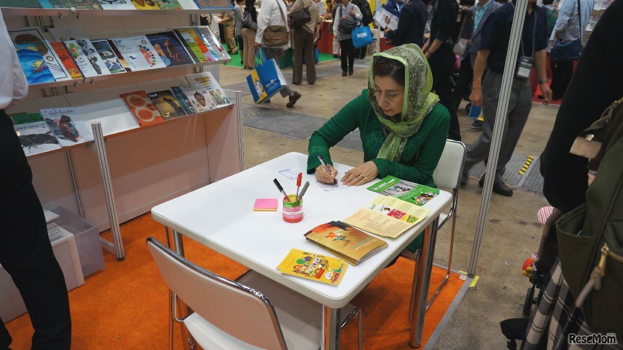 スタッフも民族衣装を身につけている（イラン「KANOON」のブース）