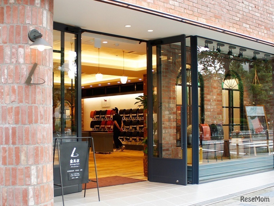 童具店の店内は、木材やレンガを使用した落ち着きのある空間