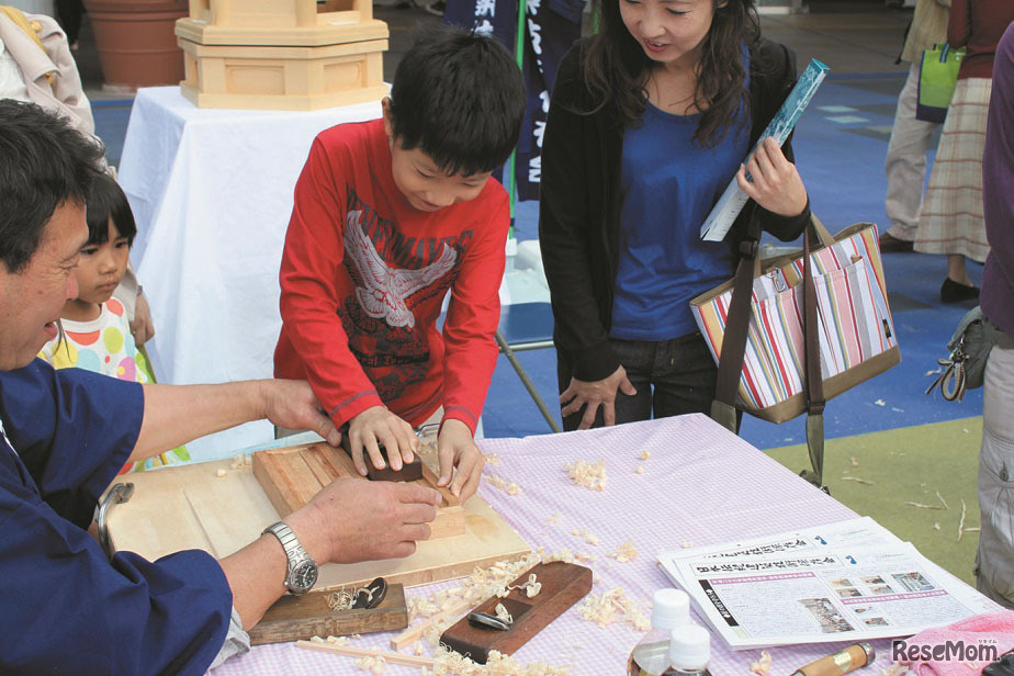 昨年の様子「壁掛けづくり　木枠づくり体験」