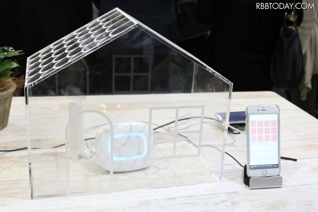 パナソニックブースでは、家を見立てた模型の中にある「Listnr」に赤ちゃんの声を聞かせて解析させるというデモが行われた（撮影：防犯システムNAVI）