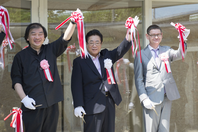 福島県相馬市のLVMH 子どもアート・メゾン、オープニングセレモニーの様子。左から坂茂、立谷秀清相馬市市長、シリル・ヴィニュロンLVMH モエ ヘネシー・ルイ ヴィトン・ジャパン代表取締役社長