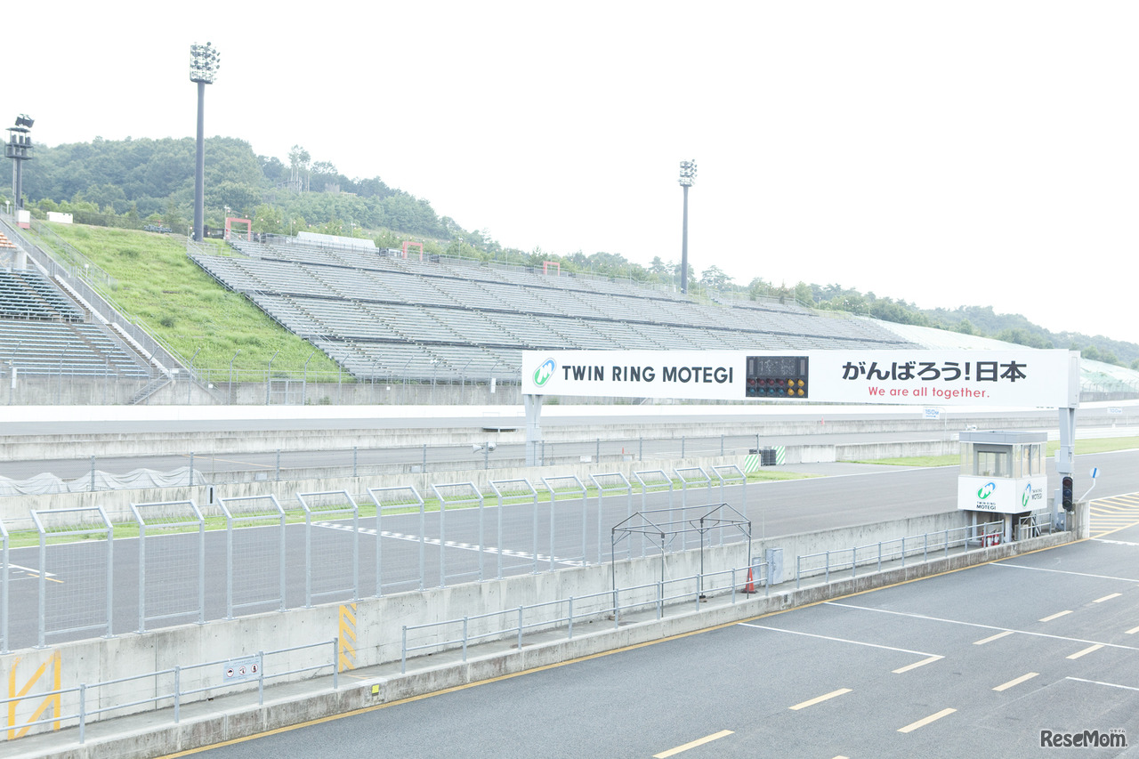 メインスタンドからホームストレートを望む