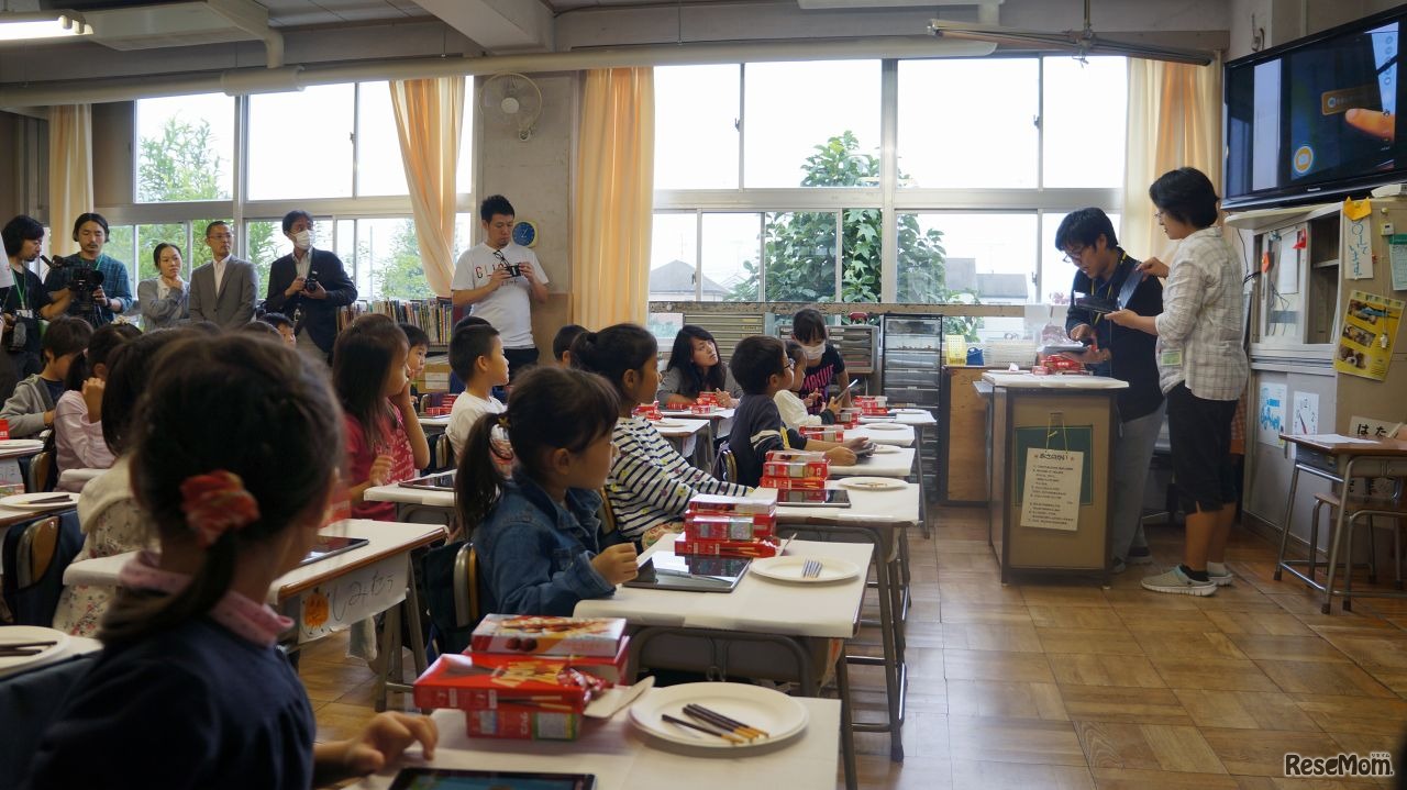 生徒のようすを見つつ、先生も操作