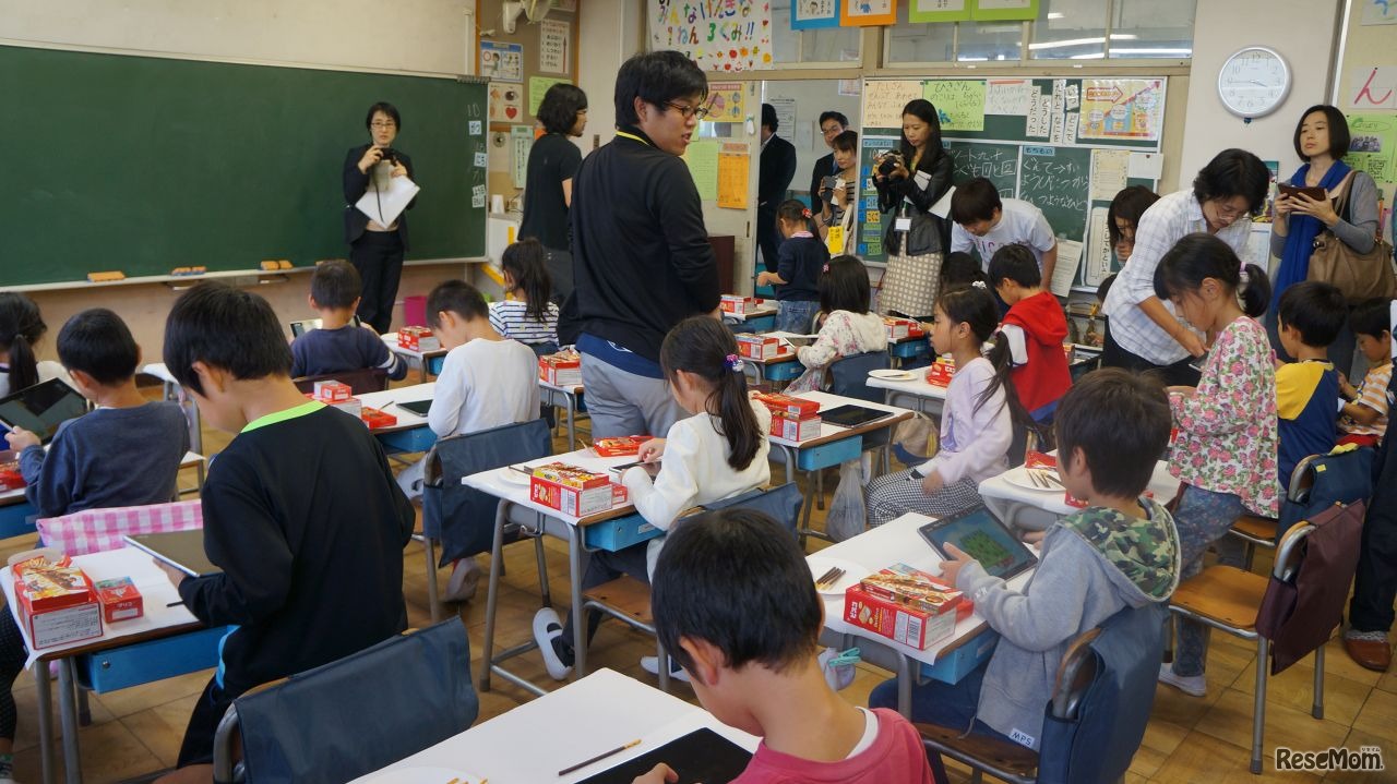 父兄やサポートスタッフが生徒に並んで、ほぼマンツーマンが続く