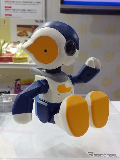 タカラトミーもっとなかよしRobi jr.（ロビジュニア）　〈撮影　高木啓〉