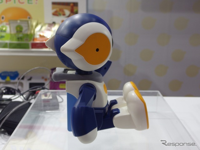 タカラトミーもっとなかよしRobi jr.（ロビジュニア）　〈撮影　高木啓〉