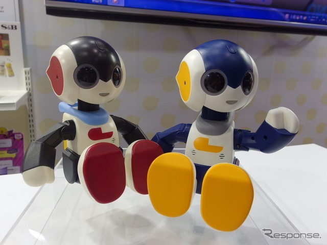 Robi jr.（向かって左）ともっとなかよしRobi jr.　〈撮影　高木啓〉