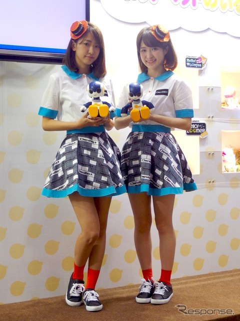 オムニボットガールの岡村明奈（向かって左）と沢口けいこ　〈撮影　高木啓〉