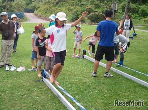 六甲山カンツリーハウスでのスラックラインイベントの様子