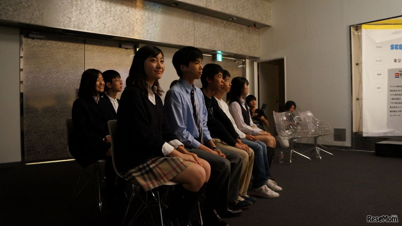 ほかのファイナリストの発表中は、横から見守る