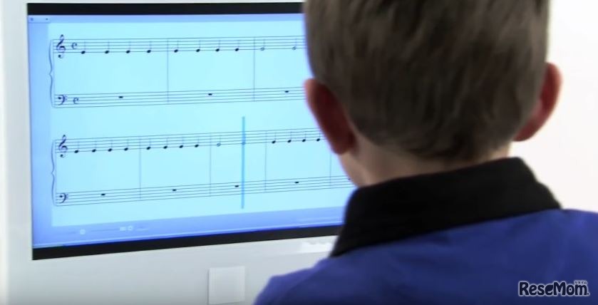 アプリで練習する少年