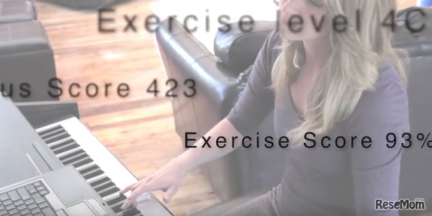 アプリで演奏する女性