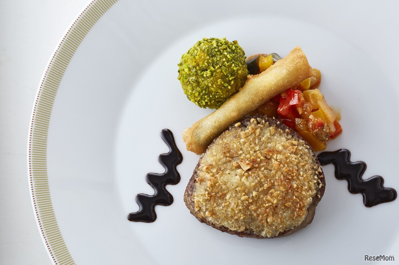 メインデッシュ（大人用）牛フィレ肉のステーキ ピーナッツ入りバター赤ワイン風味のソース チャーリー・ブラウンのオマージュ