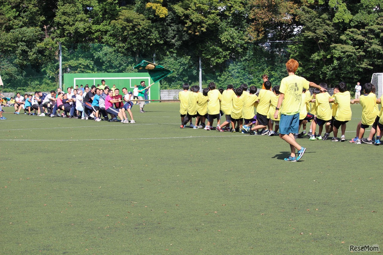 中学1年生対教員の綱引き　今年は生徒が勝ちました