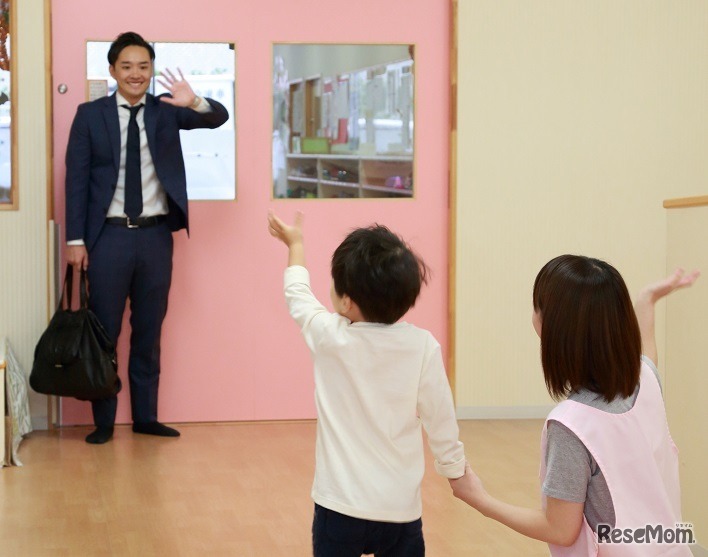 保育所にこどもを迎えにきた父親（イメージ）