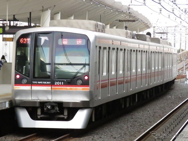 現在は東京メトロの05・07・15000系と東葉高速の2000系が相互直通運転で使われている。写真は東葉高速の2000系。