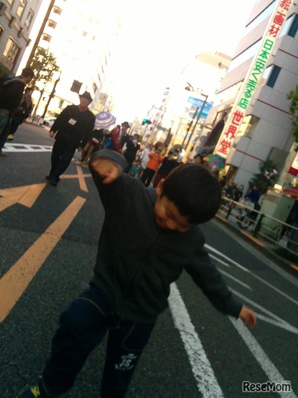 イベントのパレードに合わせて踊る