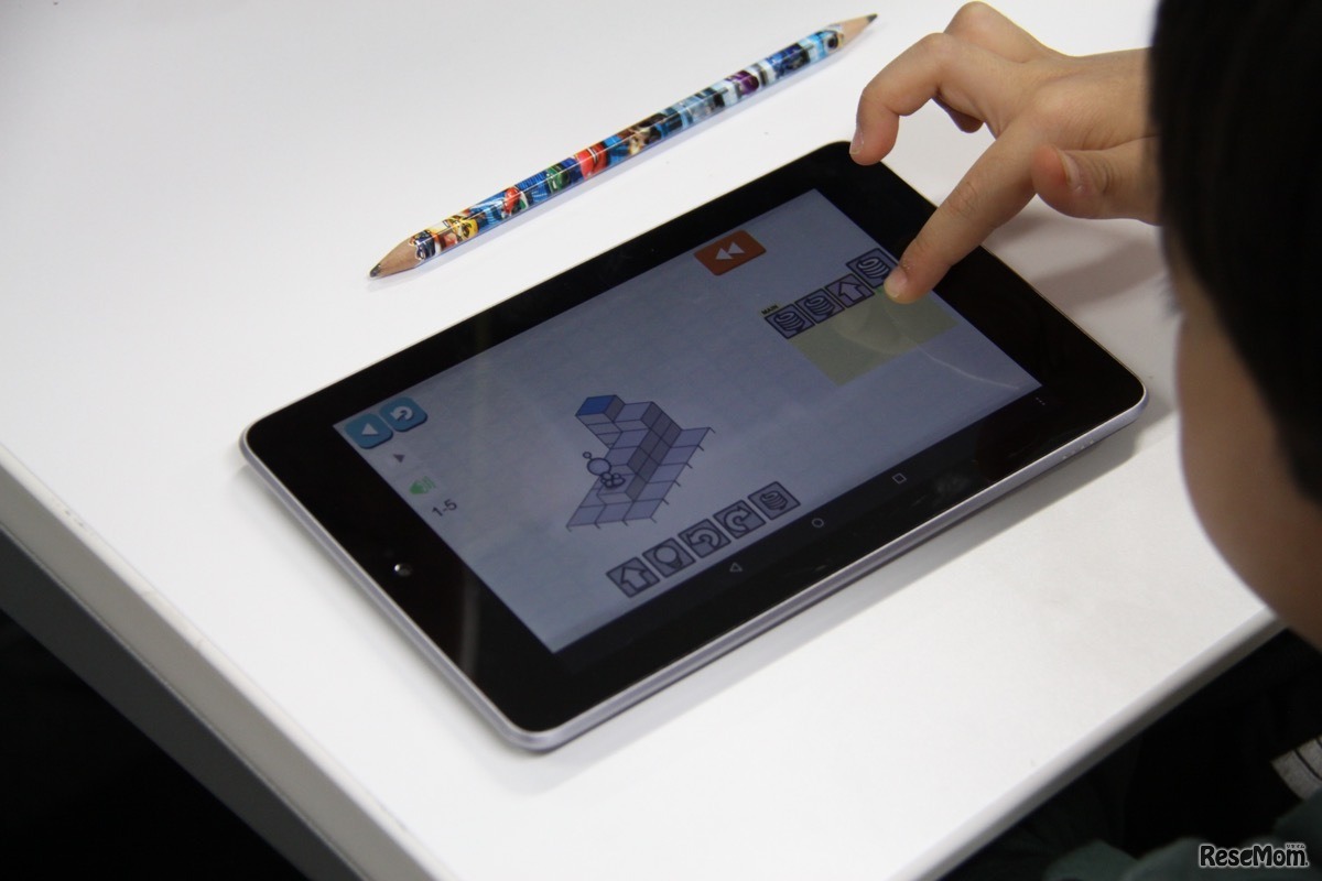 LightBotのワークショップ。ロボットにコマンドを送り、ゴールまで移動させる