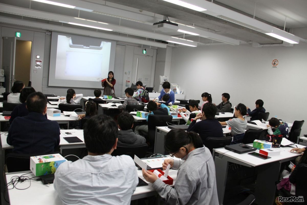 ワークショップの風景。子どもたちは覚えると、はやく次に進みたくなってくる